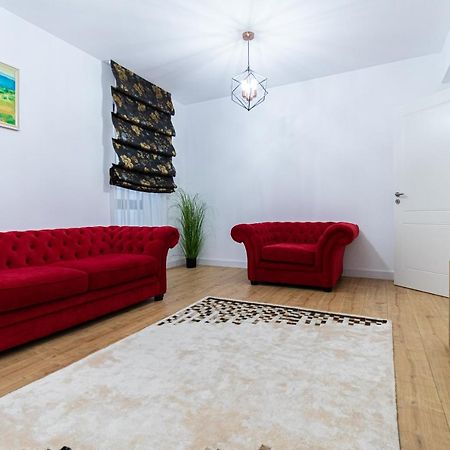Appartamento Lighthouse Central Apt With Unique Views Of The Fortress, Free Parking, 5 Min By Car From The Old Town Braşov Esterno foto